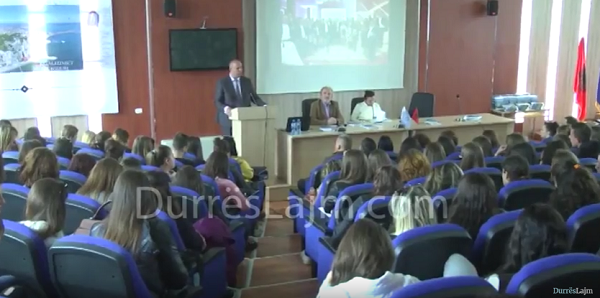 Flamur Gjuzi leksion të hapur për legalizimet me studentët e Durrësit (VIDEO)