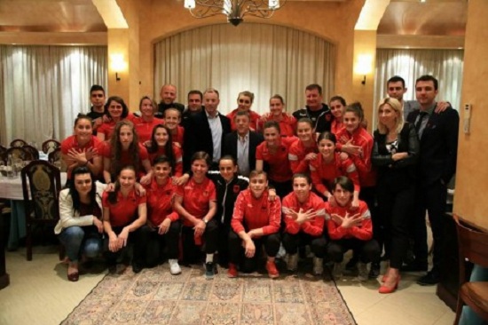 FSHF shtron darkë për heroinat kuqezi, zv. presidenti Nuri: Suksese në jetë!