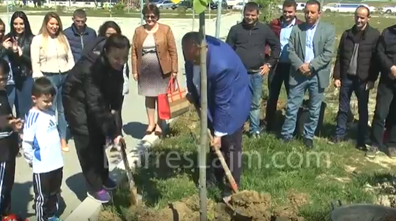 Dita e tokës/ Përse Flamur Gjuzi mbolli pemë në zonën më të ndotur të Durrësit (VIDEO)