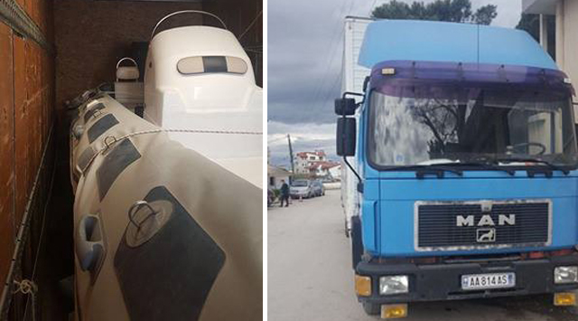 E ndjek policia, shoferi braktis kamionin me gomone brenda