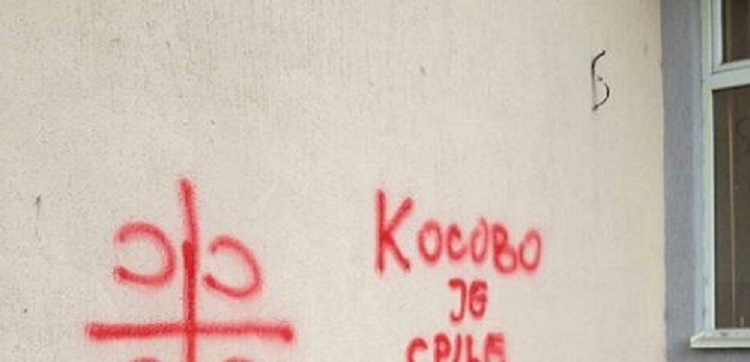 Grafite “Kosova është Serbi” në një shkollë fillore