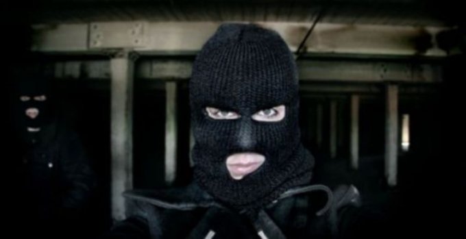 Grabitet shtëpia e kambistit, gruaja sheh 3 persona me automatikë në oborr