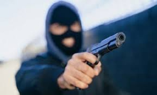 Tentojnë të grabisin me armë kazinonë, një në pranga tjetri në kërkim