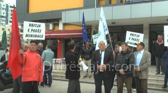 Punonjësit e hekurudhës në protestë nga Durrësi drejt Tiranës (VIDEO)