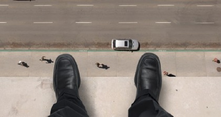 Hidhet nga tarraca e banesës një person në Durrës