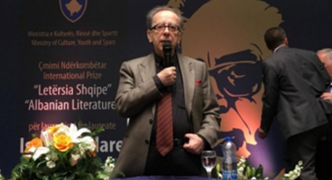 Ismail Kadare nderohet me çmimin ndërkombëtar “Letërsia Shqipe”