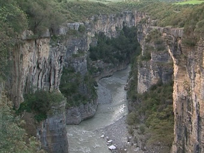 Po bënte foto në kanionet e Skraparit, rrëzohet turistja çeke