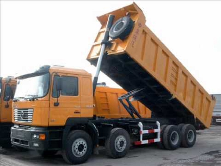 Durrës, rrëzohet nga kamioni, aksidentohet një person