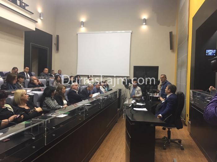 Durrës, kërkohet rritje e çmimit të ujit të pijshëm, PD dhe LSI votojnë kundër (FOTO)