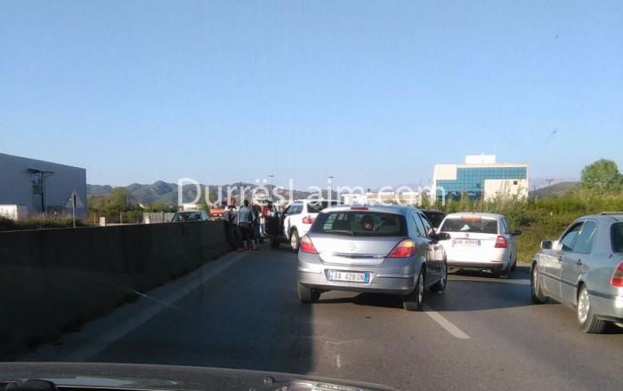 LAJM I FUNDIT/ 4 makina përplasen në autostradën Tiranë-Durrës (FOTO)