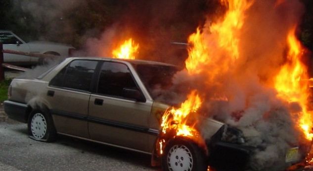 40 vjeçarit i merr flakë makina, pasi e parkon pranë banesës