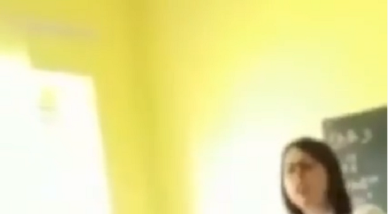 Fton nxënësit në miting, shkarkohet nga detyra mësuesja (VIDEO)