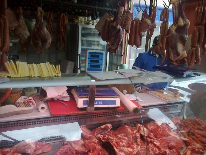 Thyejnë dyqanin e vjedhin mishin, 2 në pranga 1 në kërkim