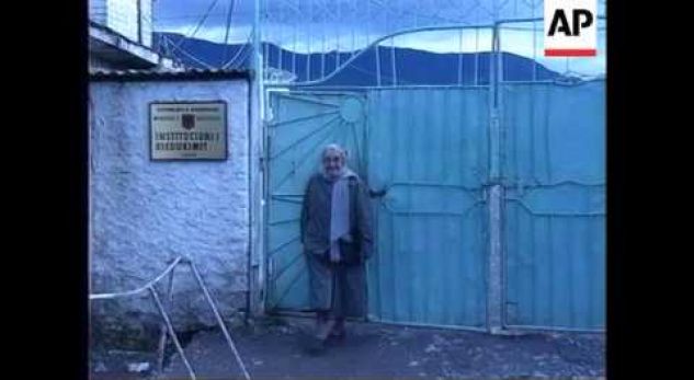 “Shfaqet” Nexhmije Hoxha, si duket ajo në 32-vjetorin e vdekjes së Enverit (FOTO)