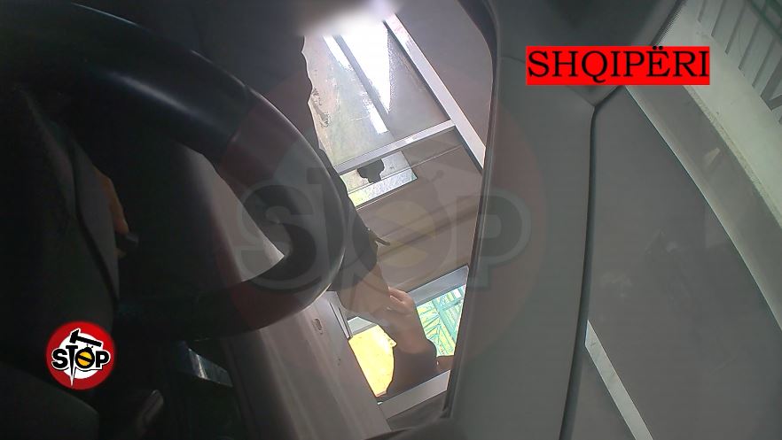 Skandal/ Ja si hyjnë makinat e vjedhura nga dogana Shqiptare