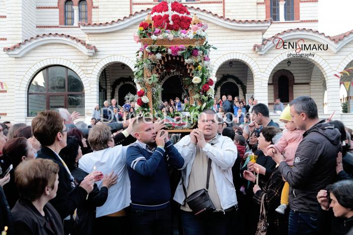 FOTOLAJM/ Besimtarët e krishterë në Durrës nisin festimet për Pashkët