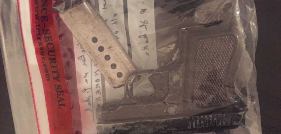 Adoleshenti shkon me pistoletë në shkollë