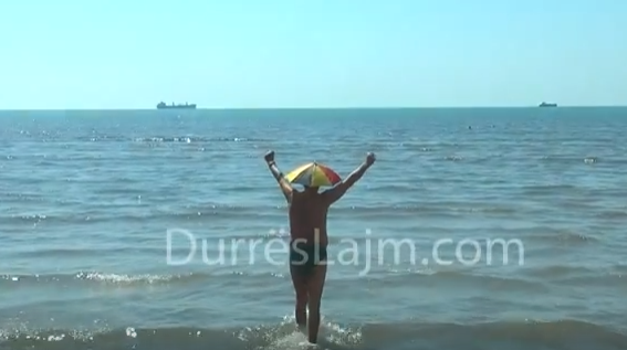 Koha fantastike!!! Durrsakët nisin plazhin që në prill (FOTO+VIDEO)