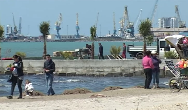 Beton buzë detit në plazhin e Durrësit, Prokuroria nis hetimet (FOTO)