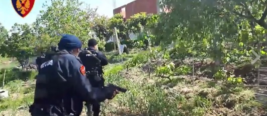 Çfarë po ndodh në Durrës? 200 efektivë policie kontrolle nga toka dhe ajri (VIDEO)