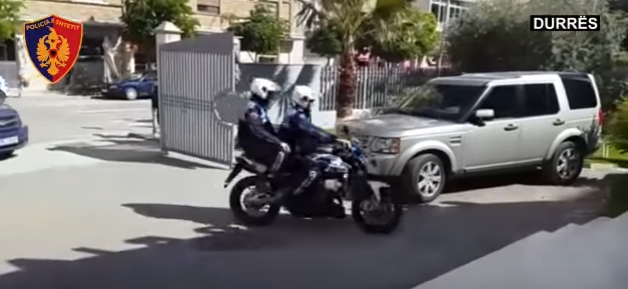 Vidhet me thyerje dyqani në mes të Durrësit