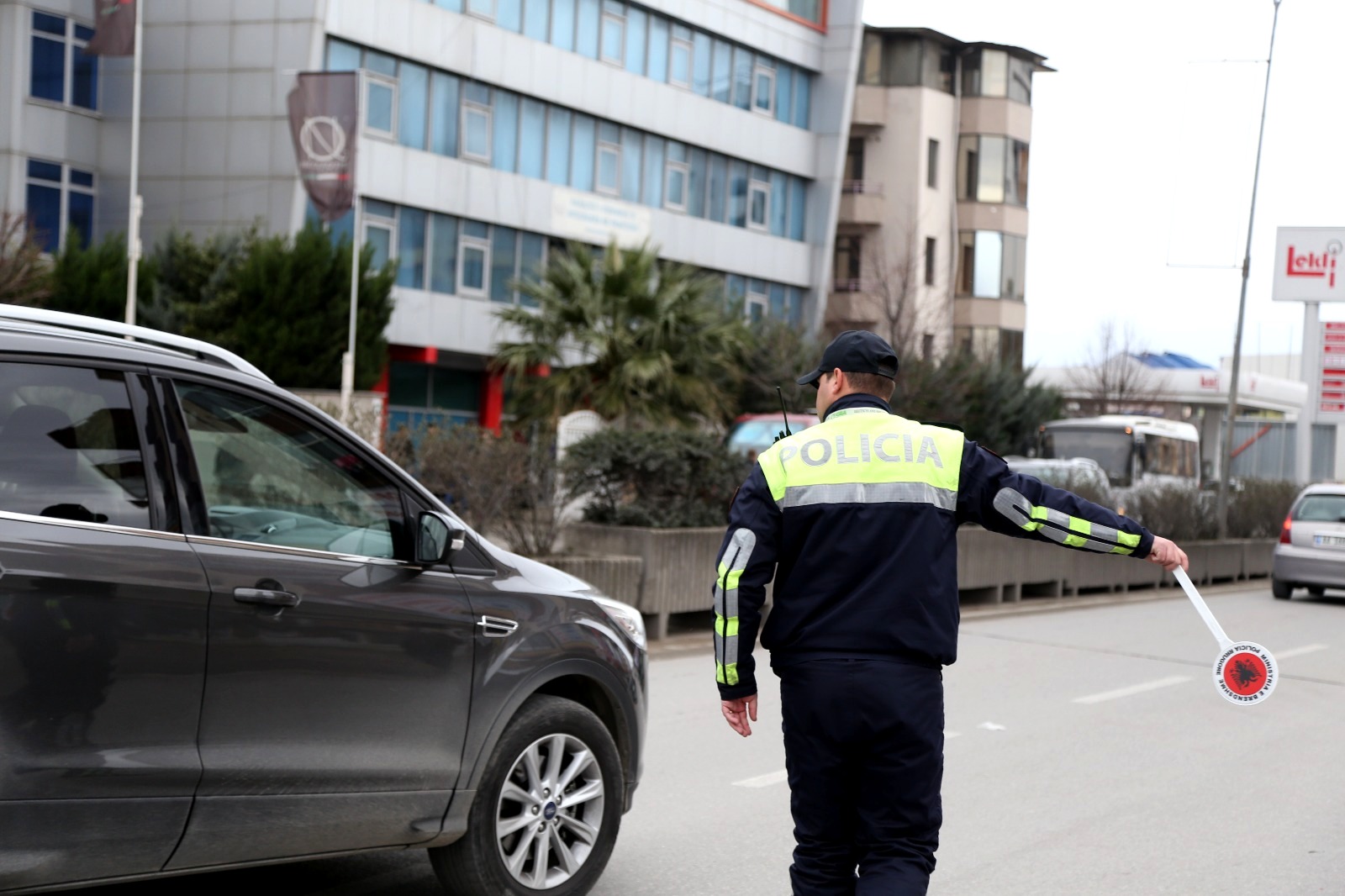 Dy djemtë shpërthejnë nga nervat, i lëshohen policit dhe e dhunojnë