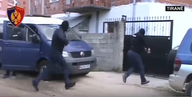 Fshiheshin në shtëpi me qira, si i kapi policia trafikantët e drogës (VIDEO)