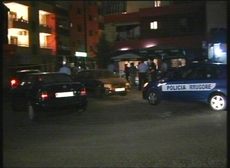 “Plas” në Durrës, ish-bashkëshortët rrahin njëri-tjetrin