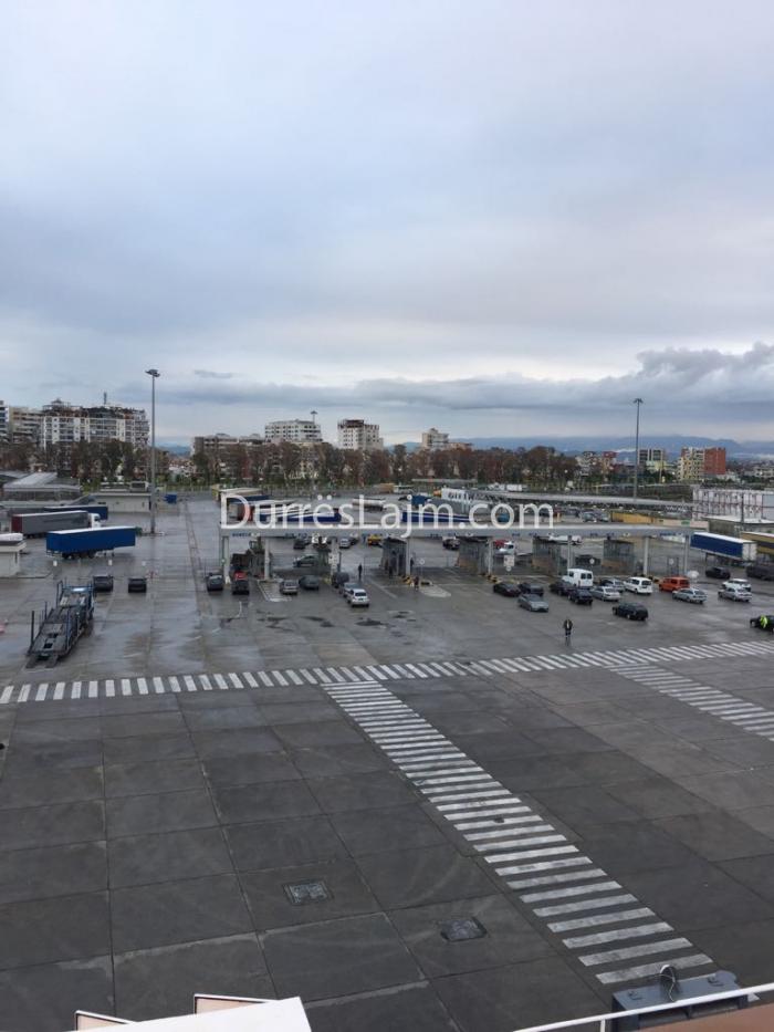 Çfarë ndodh në portin e Durrësit pas “shkrirjes” së policisë dhe arrestimit të doganierëve? (FOTO)