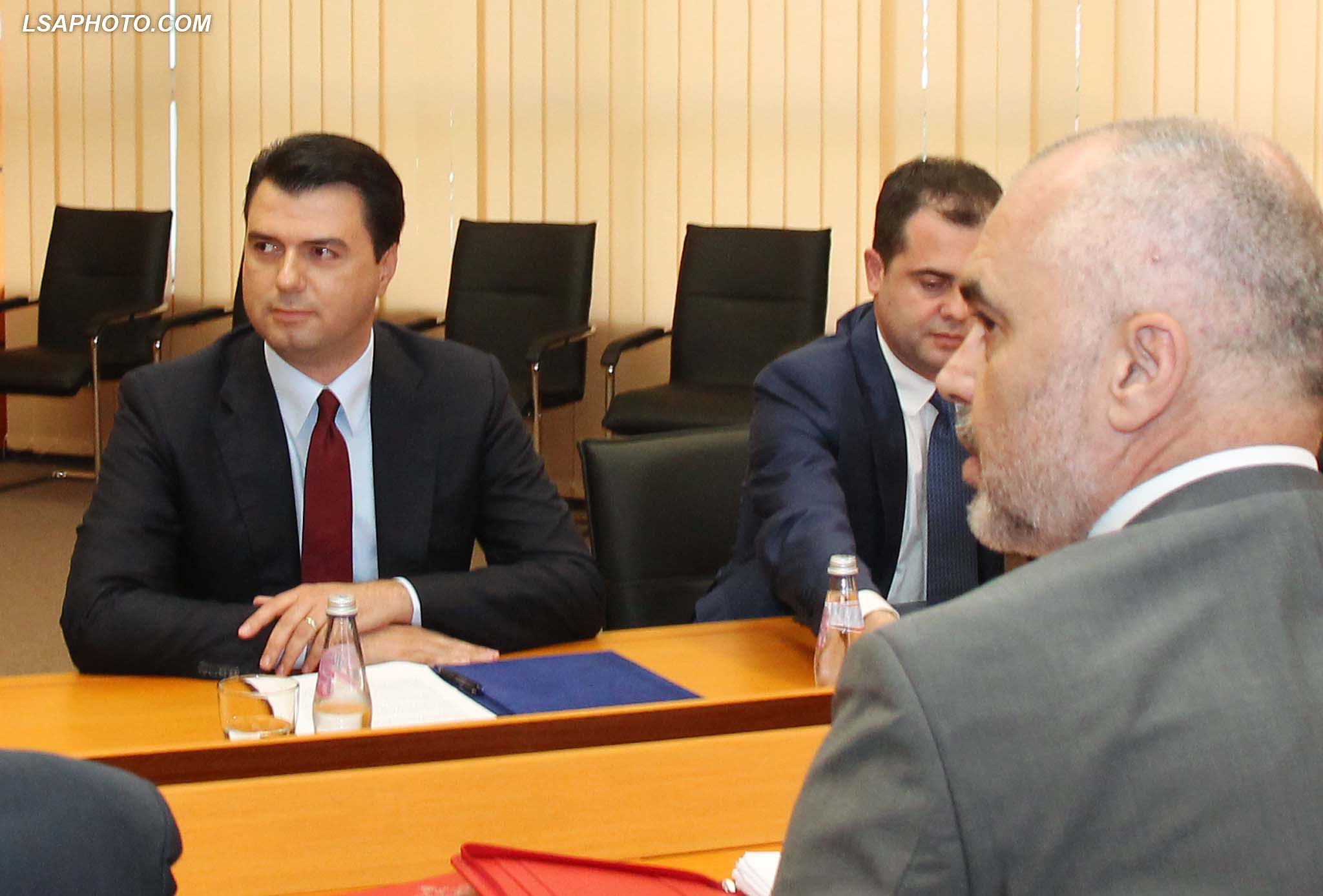 Takimi Rama – Basha, detaji që po mban peng tryezën e bisedimeve