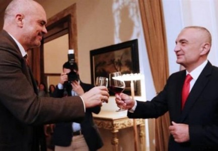 Deputetët e PS-së nisin të mbledhin firmat për Metën për President