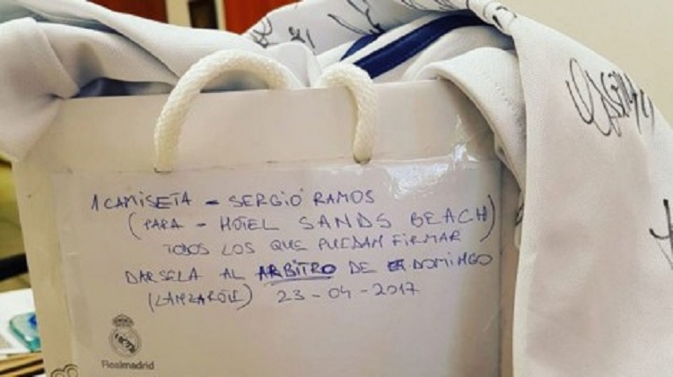 Ramos i dhuroi një fanellë me autograf gjyqtarit që i dha të kuq në “El Clasico”