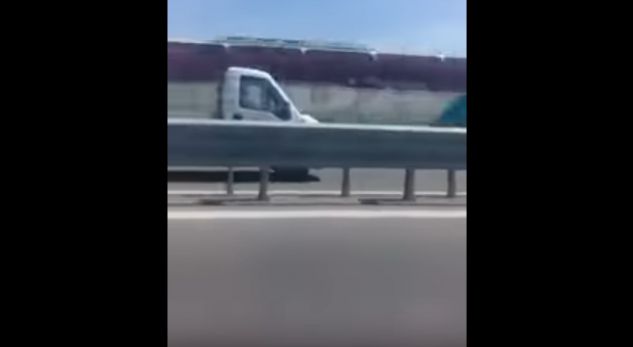 “Kamikazi” ecën kundërvajtje në autostradën Durrës-Kavajë! (VIDEO)