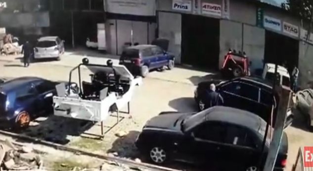 Shikoni si i vidhet makina gazetares së njohur në Tiranë (VIDEO)