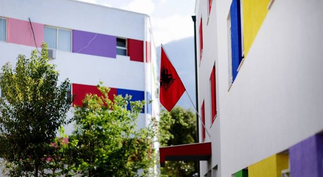 Rama shkon në shkollë dhe i hipën gomarit (FOTO)