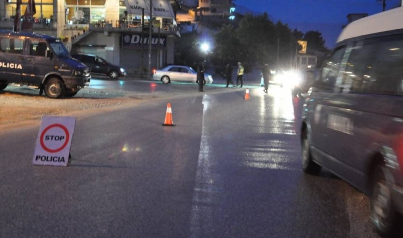 LAJM I FUNDIT/ I hedhin makinën në erë me eksploziv, thyhen edhe xhamat e pallatit