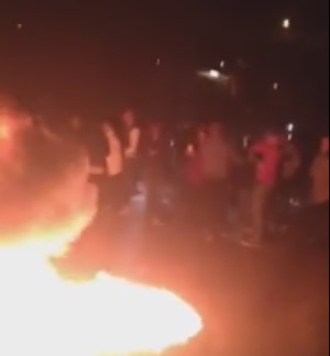 Zjarr dhe gurë në rrugë, u zihet “pritë” të rinjve të FRESH-it (VIDEO)