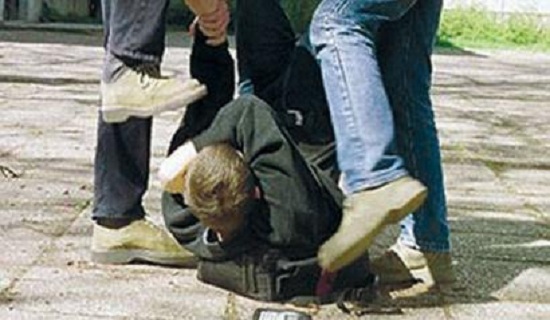 Maskat dhunojnë barbarisht me mjete të forta 37-vjeçarin