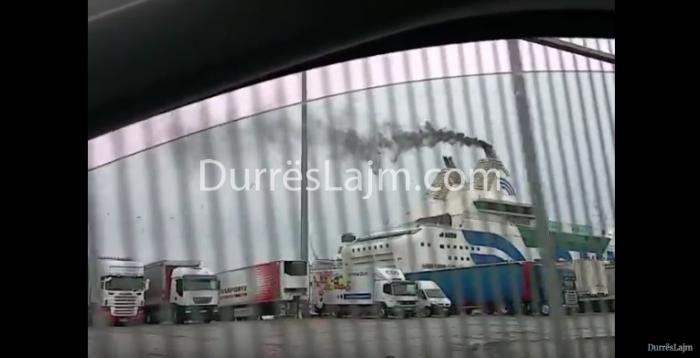 “Zjarr” në portin e Durrësit, por realisht ja çfarë po ndodh (VIDEO)