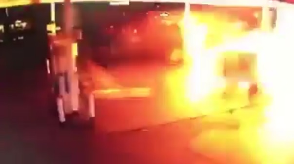 Momenti i frikshëm, kur automjeti i 25-vjeçares nga Durrësi mori flakë në karburant (VIDEO)