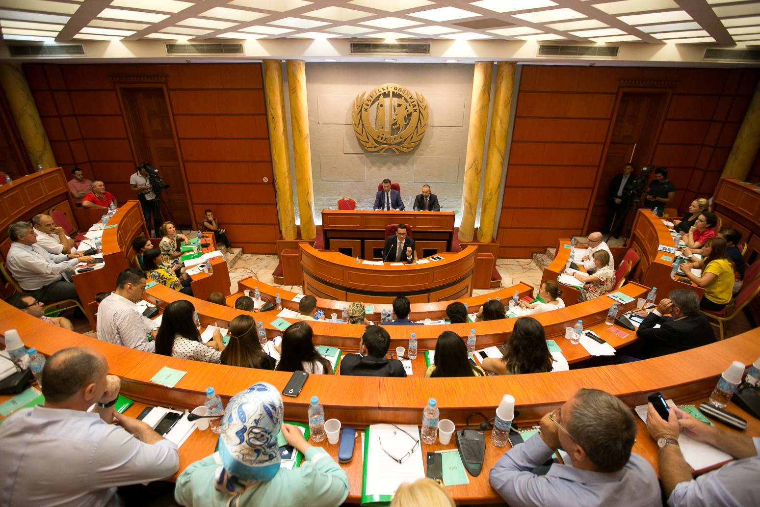 Bashkia rrit pagat e punonjësve të saj, kryetari përjashton veten