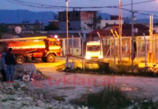 Grushta në burg, të dënuarit izolohen, por shokët e tyre i vënë zjarrin qelisë