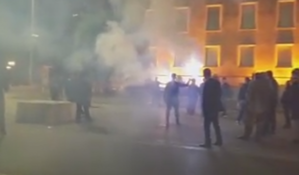 LAJM I FUNDIT/ Protestuesit e PD gjuajnë me flakadanë Kryeministrinë