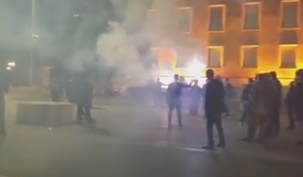 “O figurë shko nga zyra se i vunë flakën”. Rama: Luajnë me kapsolla kur…