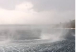 Hapet gropa thithëse në det, shokohen banorët (VIDEO)