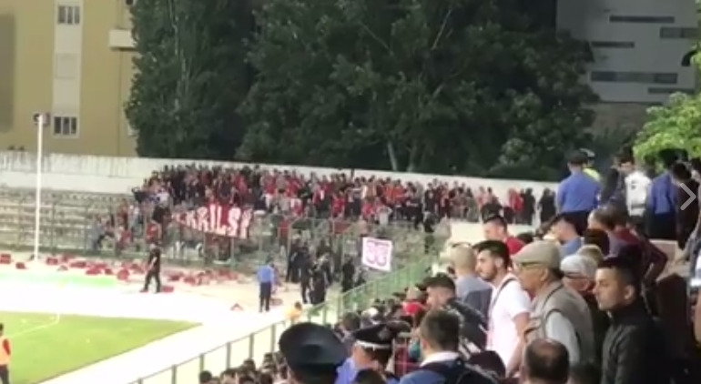 Sherr në stadium/ Shkatërrohen stolat, pastaj kërcasin gurët (VIDEO)