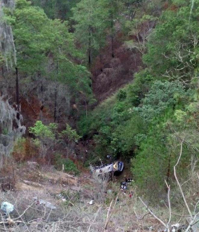 Autobusi bie në greminë, të paktën 12 të vdekur