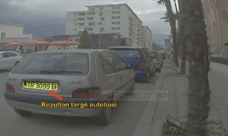 Policët heqin targat e autobusit, ua vendosin makinave personale