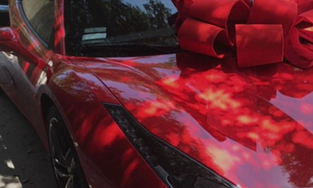 Një Ferrari si dhuratë ditëlindje (FOTO)