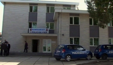 Pi drogë apo dhunohet? Babai e dëbon nga shtëpia, ai e çon në polici